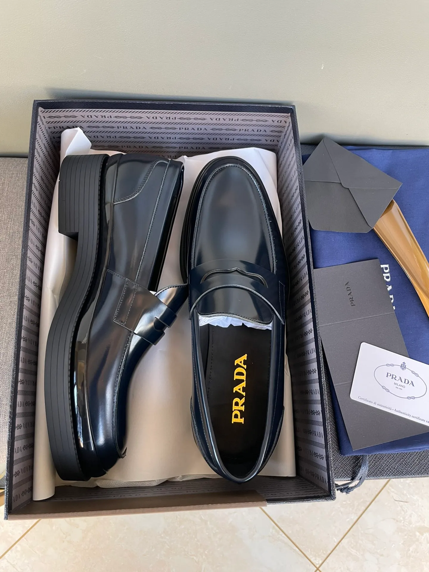 Men's shoes 💰860 💰Best recommendation✨PRADA Prada top purchasing quality imported upper with color-brushed edge beads carved toe design cowhide lining private molded TPU outsole non-slip, wear-resistant and elastic fashionable and versatile burgundy black blue 39-44 in stock (38, 45 customized for replacement, return and exchange)